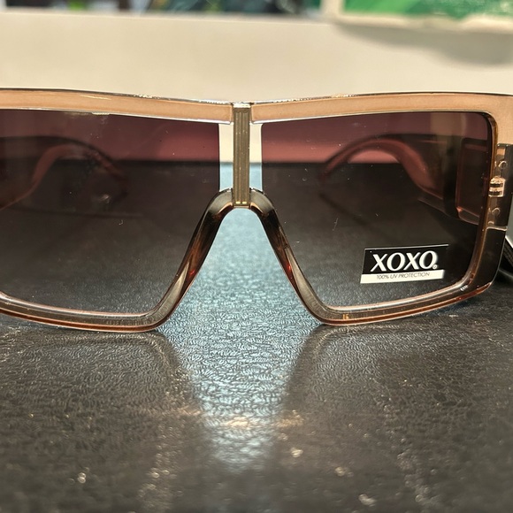 XOXO Brown Sunglasses - Picture 1 of 5